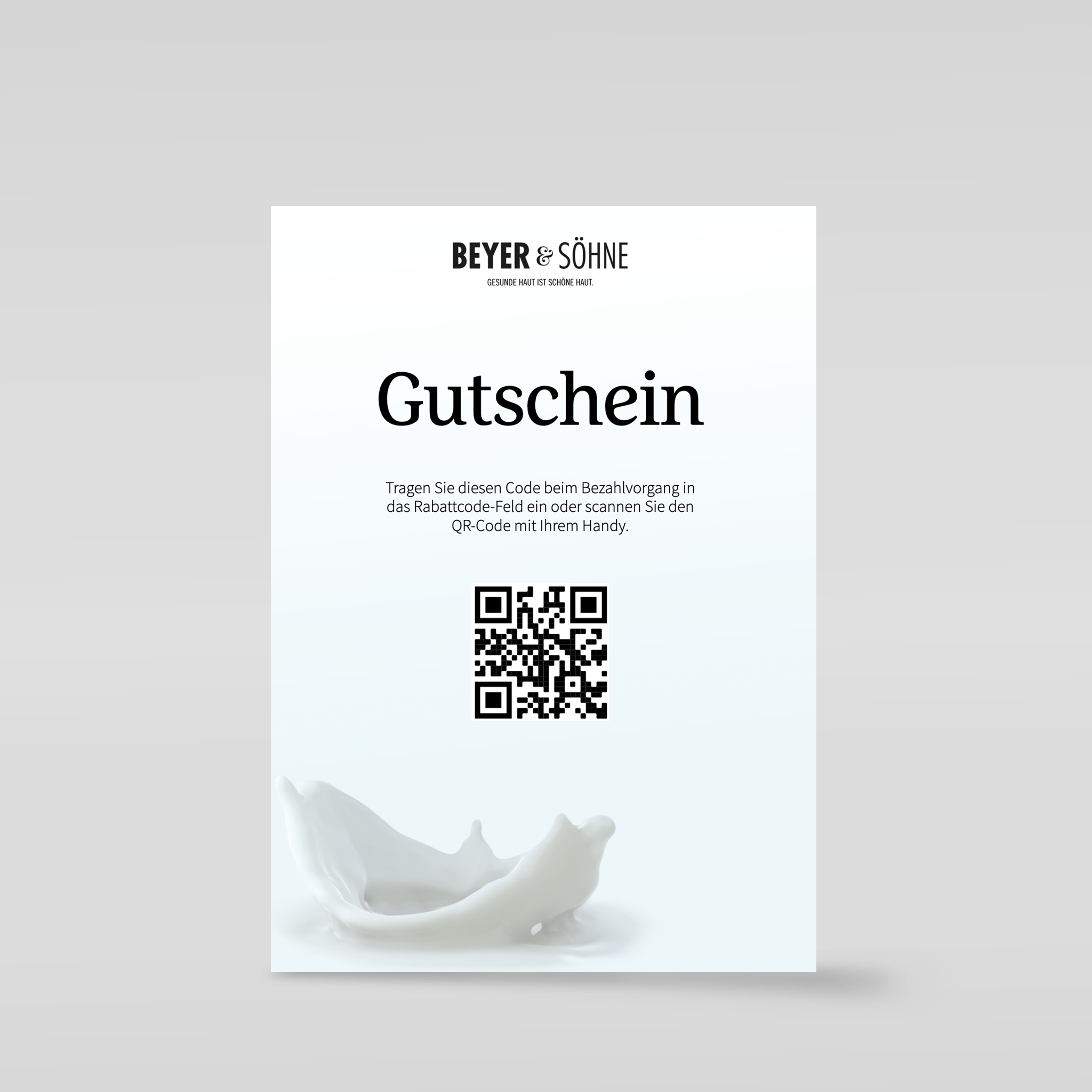 Minimalistisch und clean designter Geschenkgutschein von Beyer&Söhne mit einem Farbverlauf von zartem Hellblau und einem QR-Code